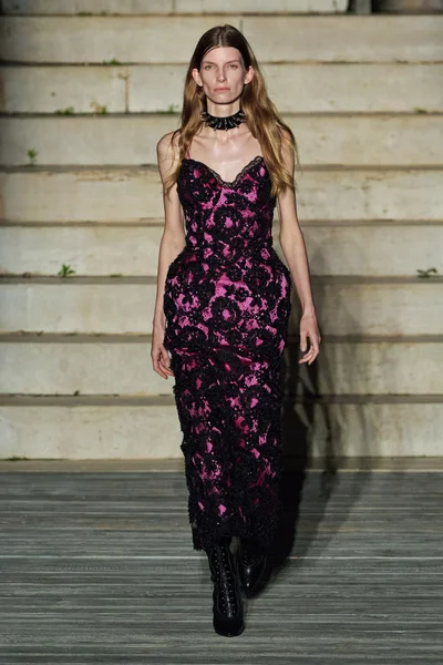 Look 100